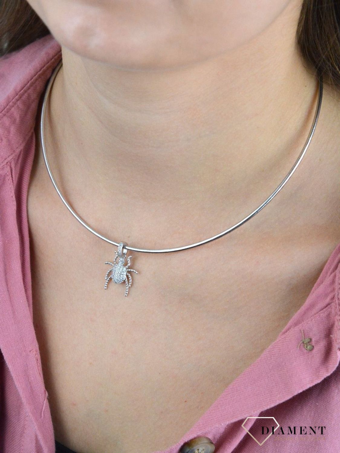 Srebrna zawieszka pająk z cyrkoniami DIA-ZAW-100599 TA-925. Zawieszkę można zestawić z delikatnym łańcuszkiem, dostępnym w naszej ofercie. Zawieszka srebrna to idealny pomysł na prezent dla kobiety..jpg